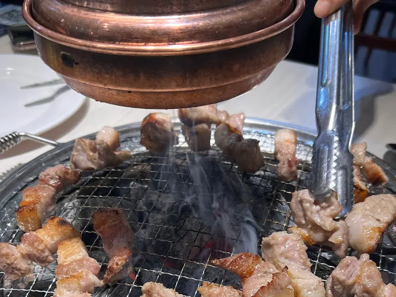 숯불 위에서 익어가는 갈비