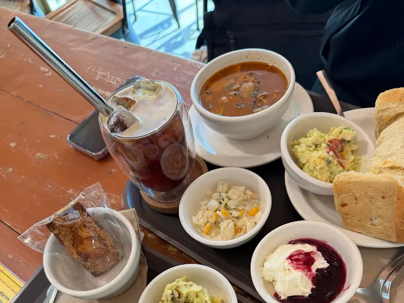 볼로네제 스튜와 체다치즈 빵