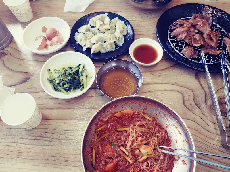 냉면, 만두, 숯불고기 한상차림