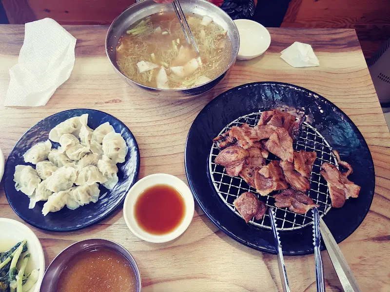 만두와 숯불고기, 초계국수