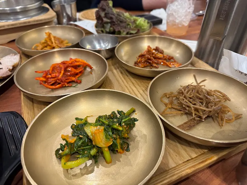 다양한 종류의 나물 반찬