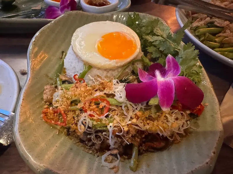 팟카파오 스타일의 메인 요리