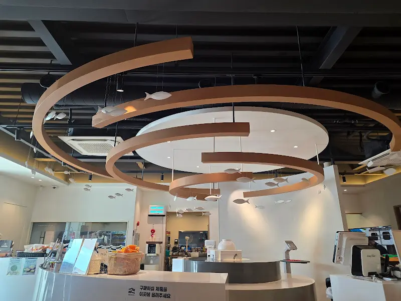 독특한 디자인의 천장 조명