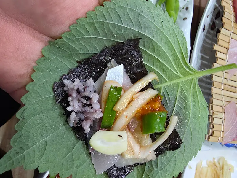 깻잎쌈에 싸 먹는 고등어회