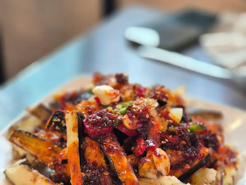 윤기가 흐르는 훈춘양꼬치의 어향가지 클로즈업