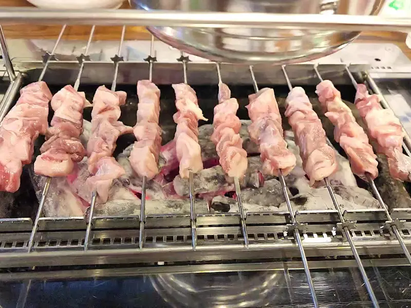 숯불 위에서 맛있게 구워지는 송아지갈비살 꼬치