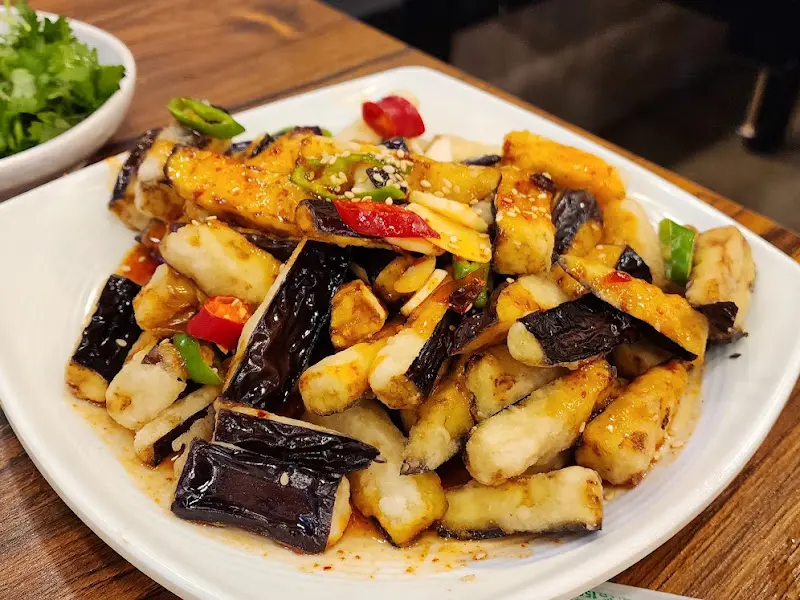 푸짐하게 담겨 나온 어향가지의 모습