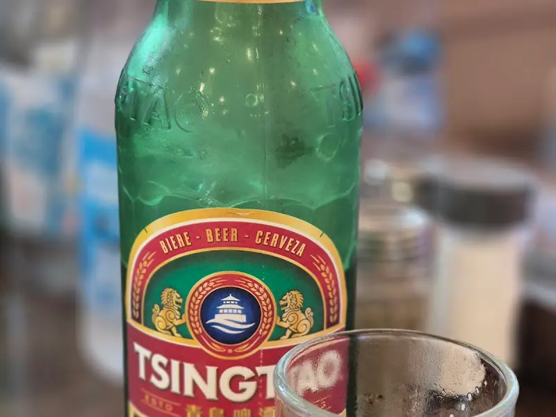 칭따오 맥주병과 빈 잔