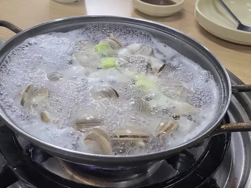 보글보글 끓고 있는 동죽 조개탕