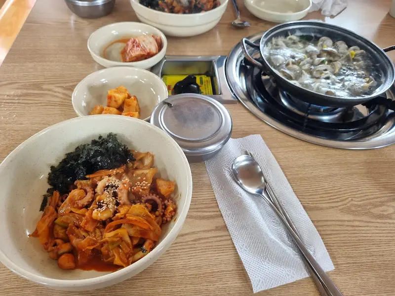 낙지덮밥과 조개탕 한 상 차림