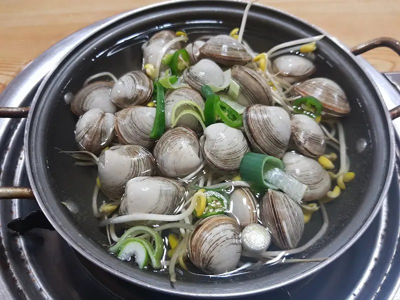 동죽이 가득 들어간 조개칼국수