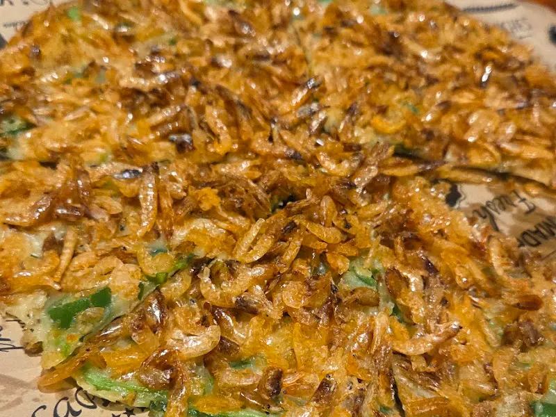 보리새우 부추전의 클로즈업 사진