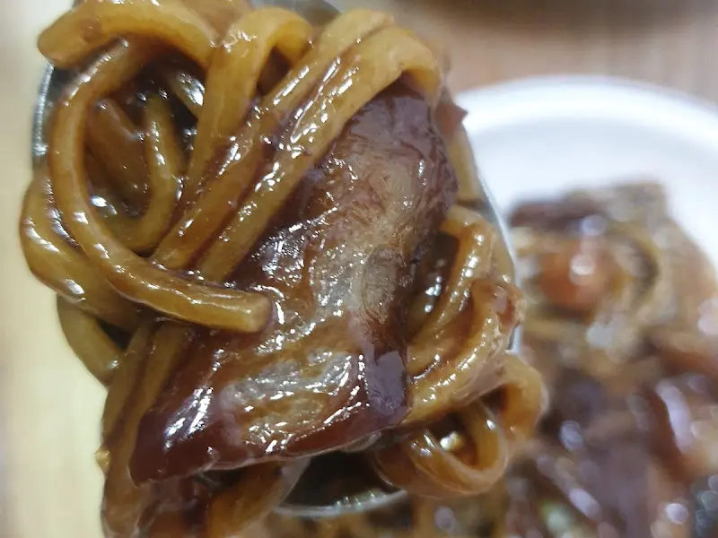 윤기 자르르 짜장면