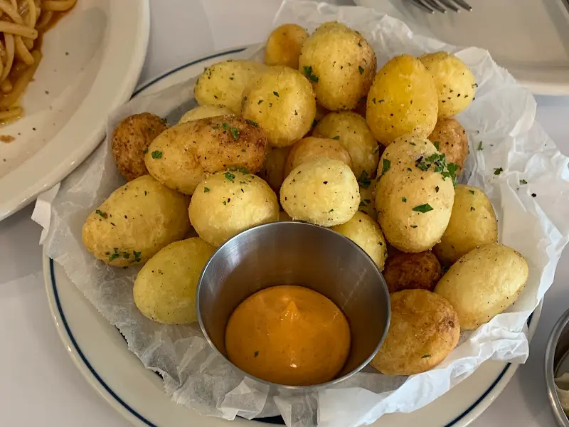 스테이크와 함께 나오는 감자