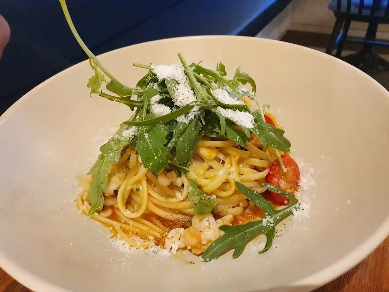 싱그러운 루꼴라가 올려진 파스타