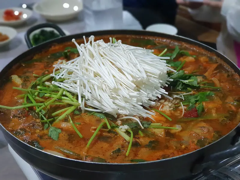 수제비를 넣은 매운탕