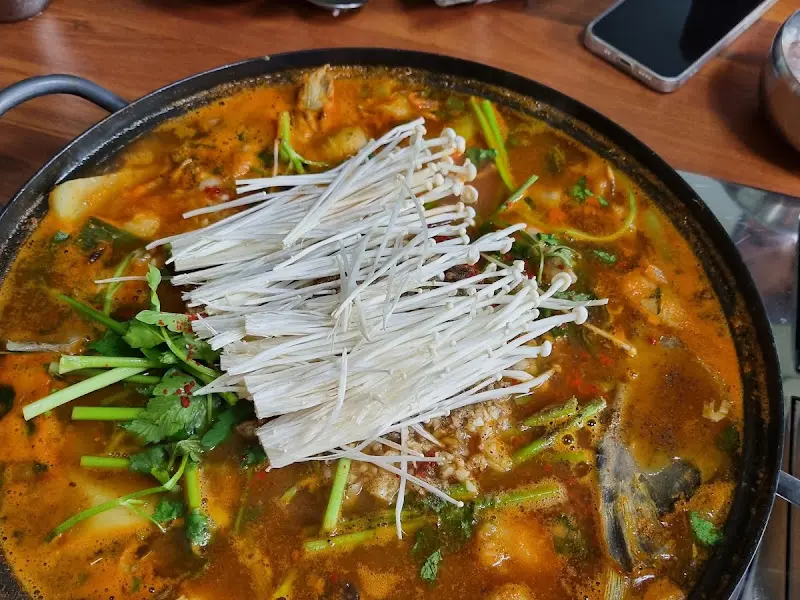 매운탕에 올려진 팽이버섯