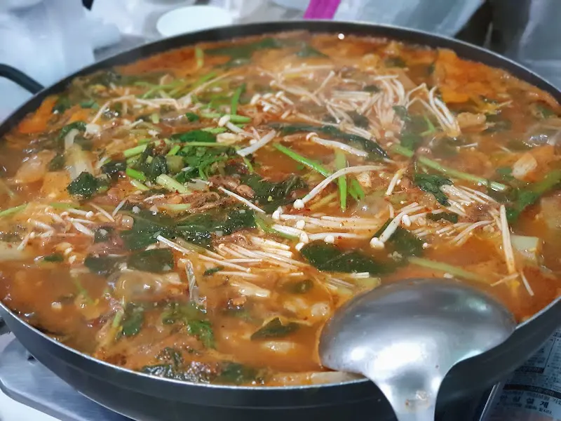 국물이 끓고 있는 매운탕