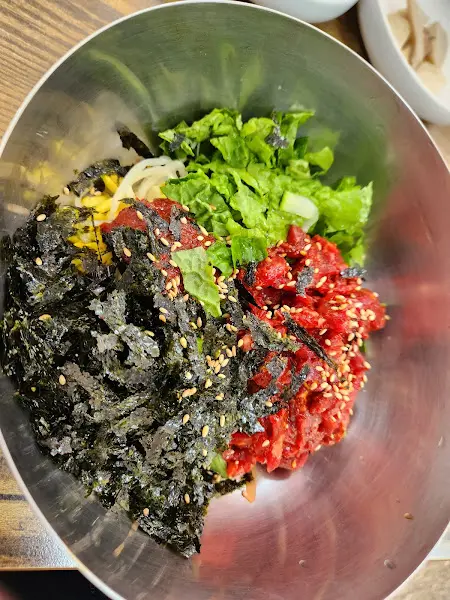 육회비빔밥의 클로즈업 샷