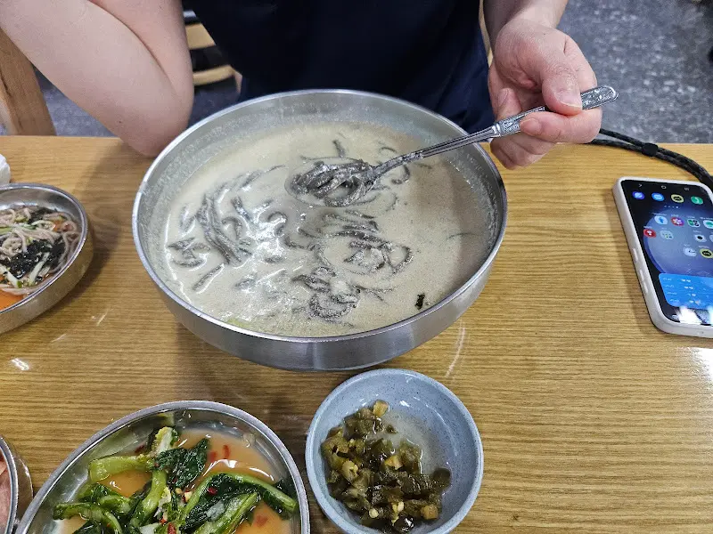 막국수를 먹는 모습