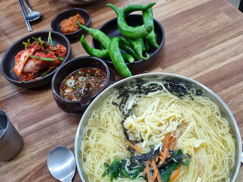 잔치국수와 곁들임 반찬