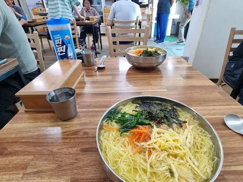 테이블 위에 놓인 잔치국수