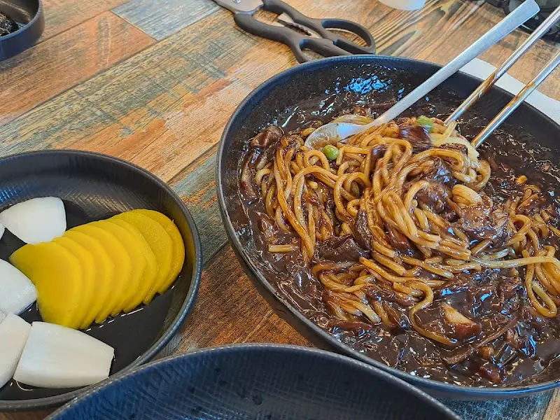 윤기가 흐르는 간짜장의 모습