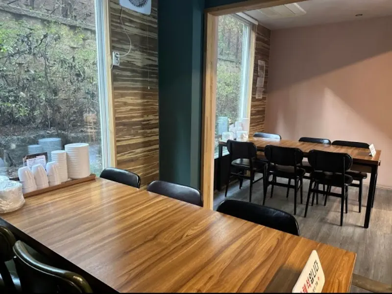 창밖이 보이는 테이블