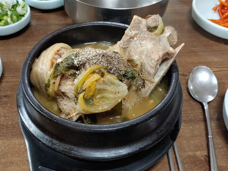 푸짐한 뼈해장국