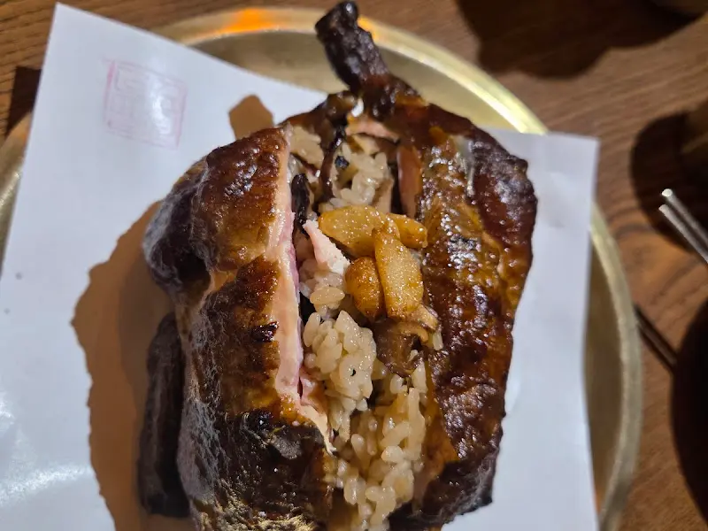 해체된 참나무 능이 장작구이