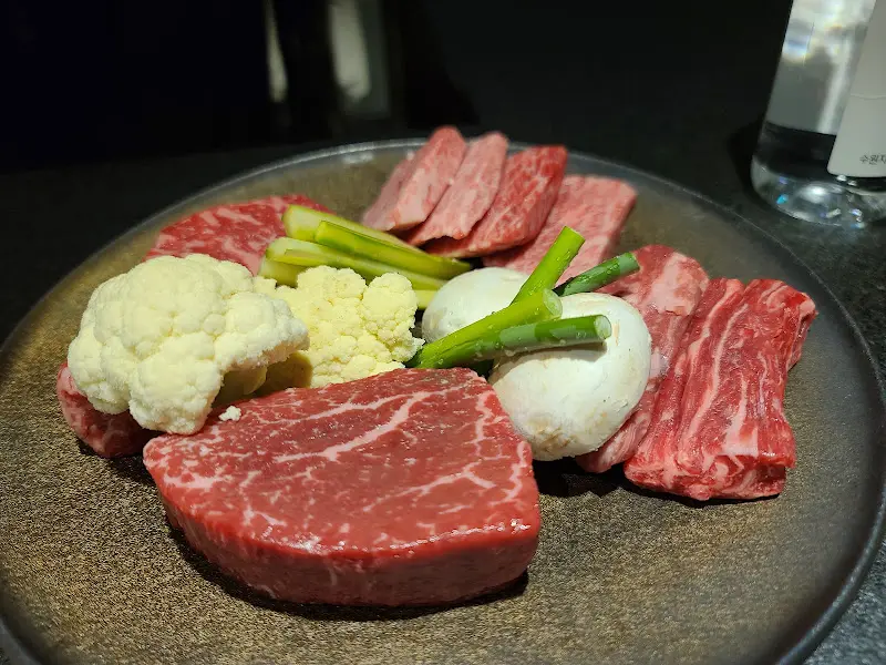 신선한 야채와 함께 제공되는 한우