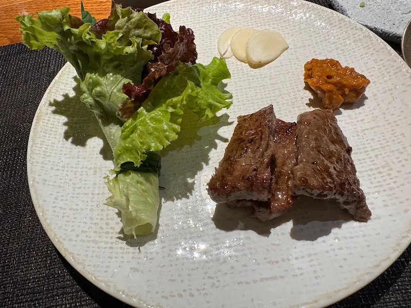 수린의 한우 구이와 곁들임 채소