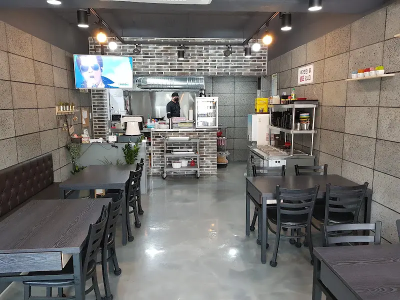 명촌뚝배기 내부