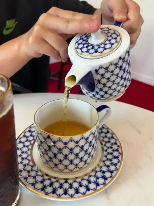 홍차를 따르는 모습