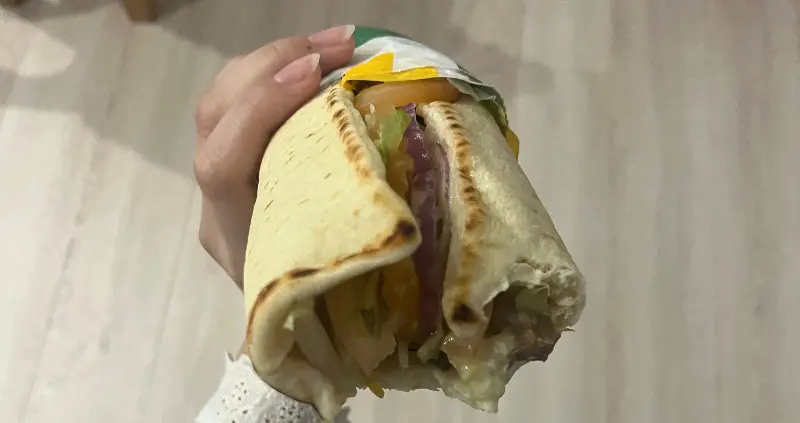 손에 들린 샌드위치