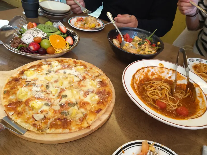 테이블 가득 차려진 음식들