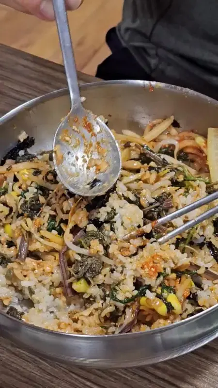 비빔밥을 맛있게 비비는 모습