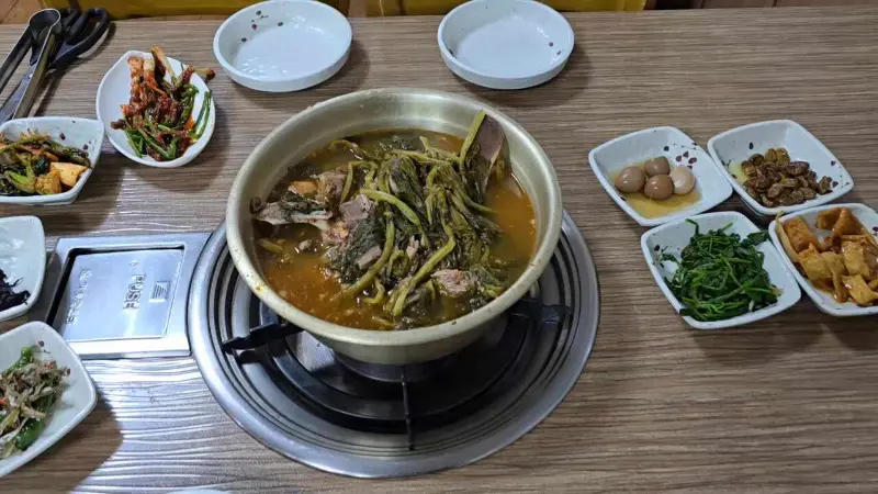 테이블 위에서 끓고 있는 갈비탕의 모습