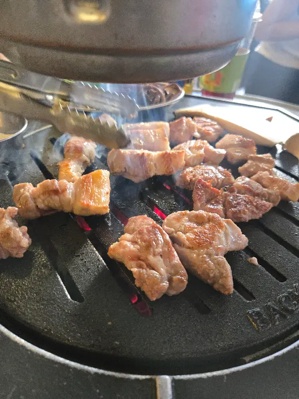 노릇하게 익어가는 삼겹살과 꼬들살