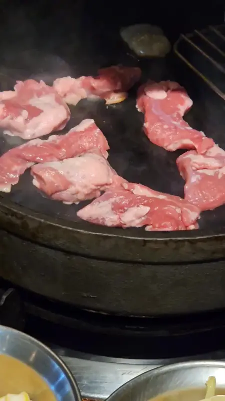 불판 위에서 익어가는 갈매기살