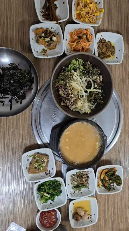 다채로운 색감의 반찬들이 정갈하게 담겨 나온 모습