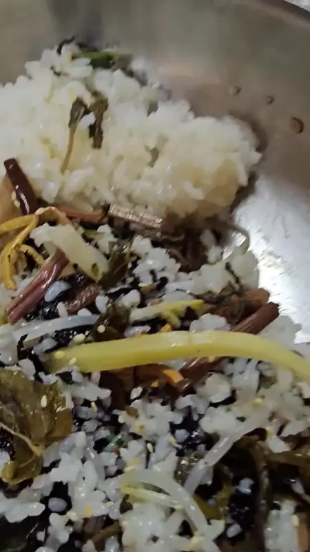 산나물과 밥알이 어우러진 먹음직스러운 비빔밥의 모습