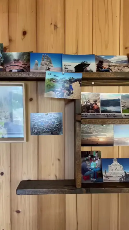 벽에 붙은 사진