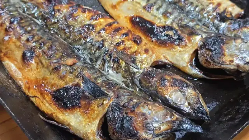 화덕에서 구워진 노릇한 고등어구이