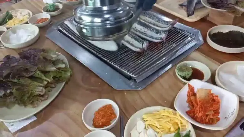 다양한 밑반찬과 함께 차려진 장어 한 상