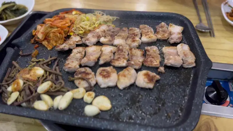 구워진 삼겹살과 밑반찬