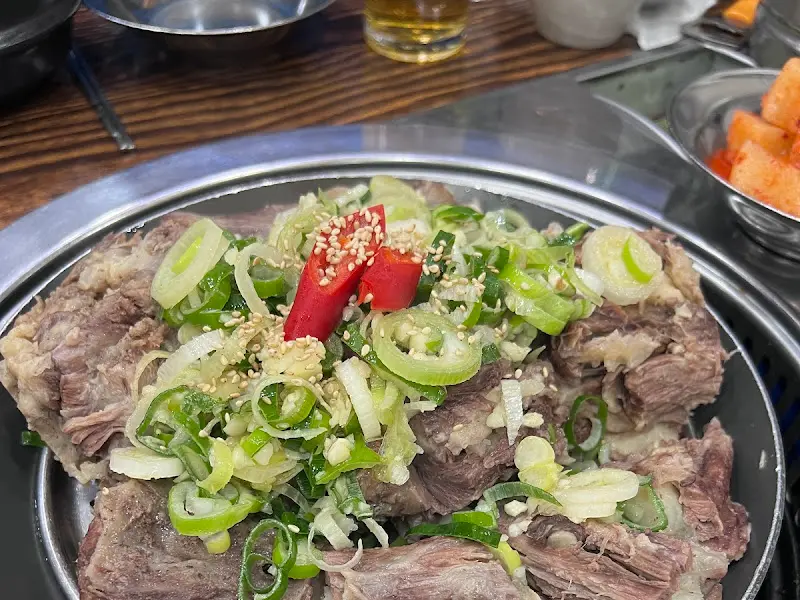 파채와 고추가 듬뿍 올려진 꼬리찜