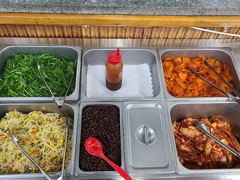 셀프 반찬 코너의 모습