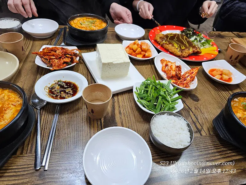 테이블 가득 차려진 음식들