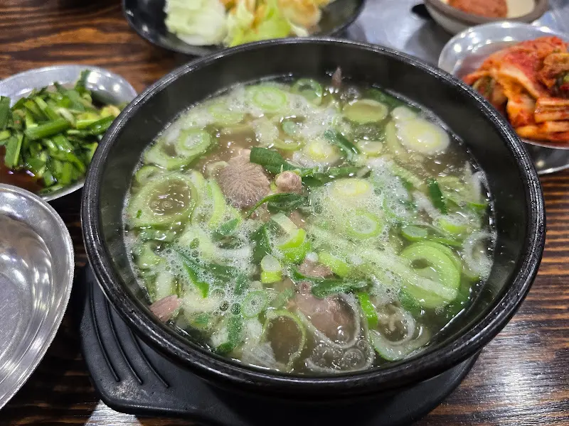 뽀얀 국물에 파가 듬뿍 올려진 꼬리 국물